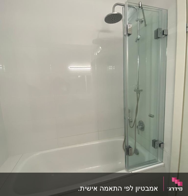 מקלחת עם ראש גשם ודלת זכוכית